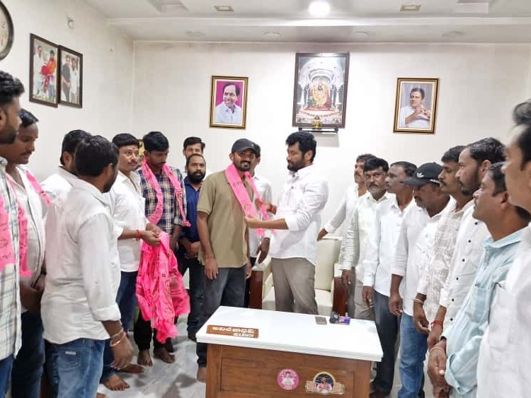 ఎమ్మెల్యే సమక్షంలో బీఆర్ఎస్ పార్టీలోకి చేరికలు
