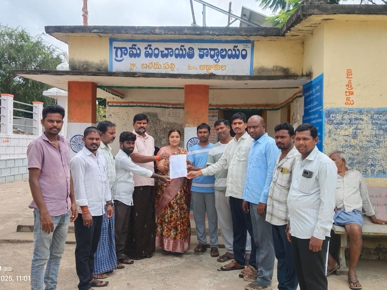 స్మశాన వాటికను కాపాడాలని పంచాయతీ కార్యదర్శికి వినతి