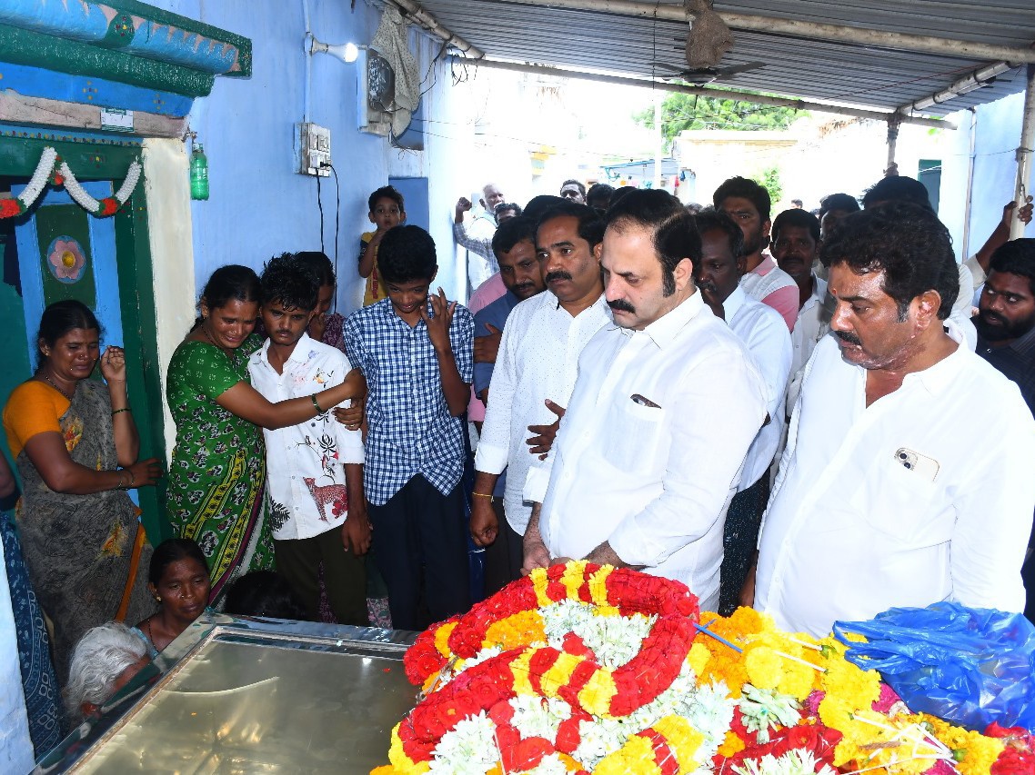 లైన్మెన్ మృతికి.. సానుభూతి తెలిపిన మాజీ ఎమ్మెల్యే