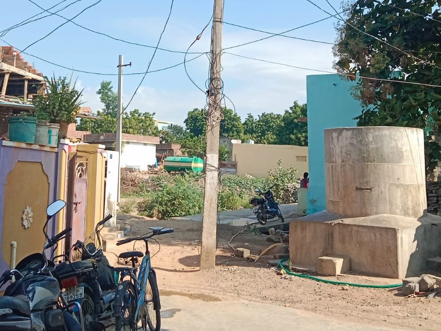 ‘రోడ్డుకు అడ్డంగా ఉన్న విద్యుత్ స్తంభాన్నితొలగించండి’