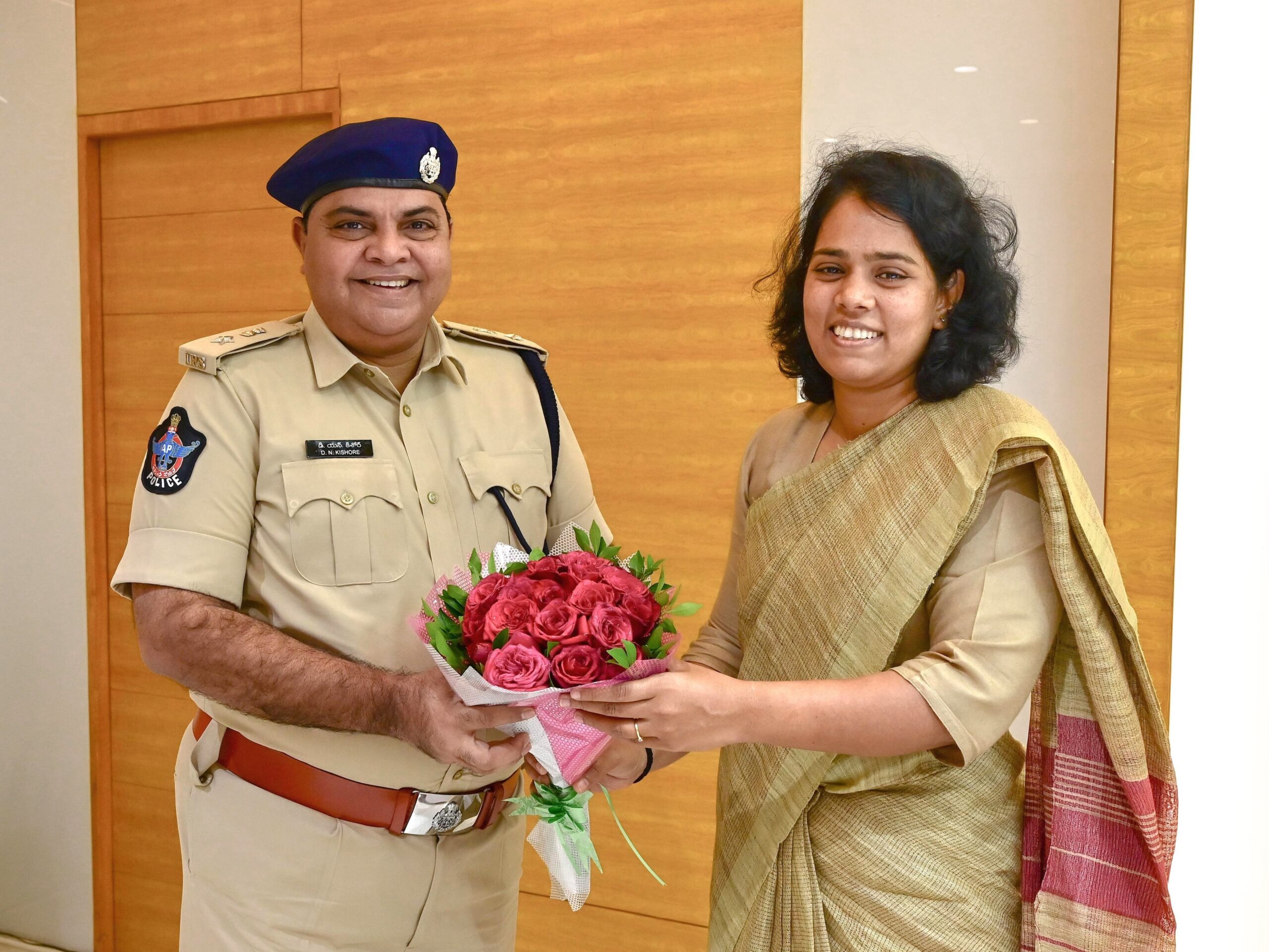 కలెక్టర్ కీర్తిని కలిసిన ఎస్పీ