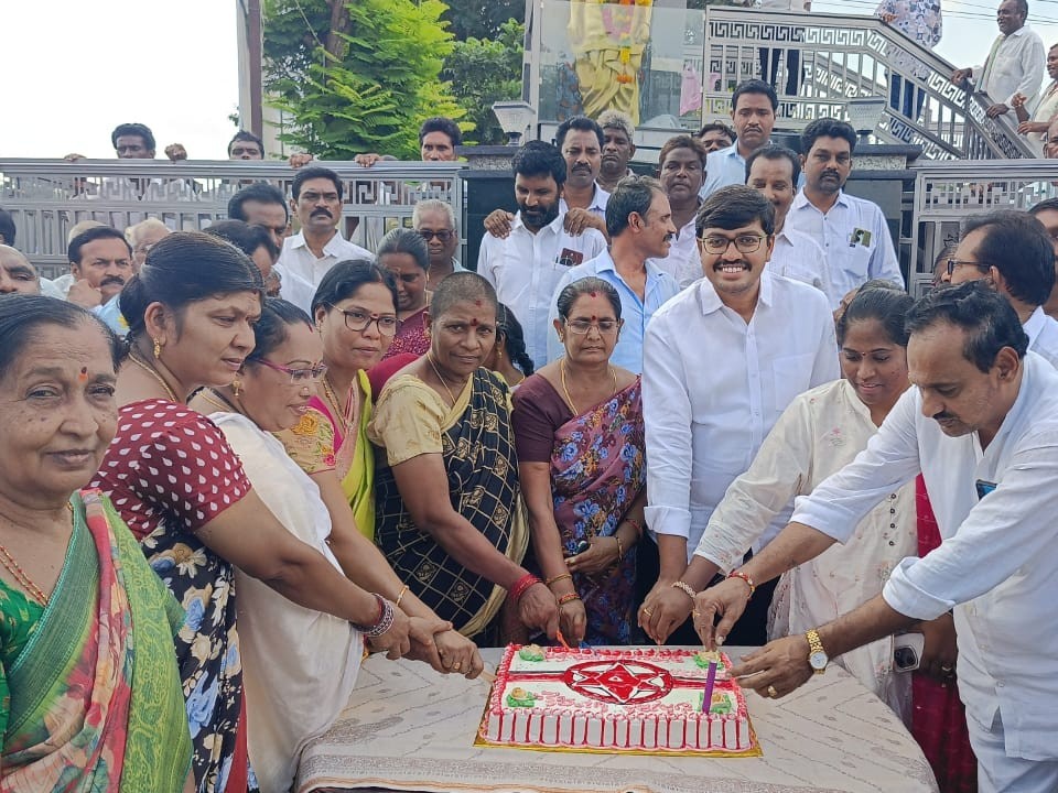 అవనిగడ్డలో ఘనంగా ఎంపీ పుట్టినరోజు వేడుకలు