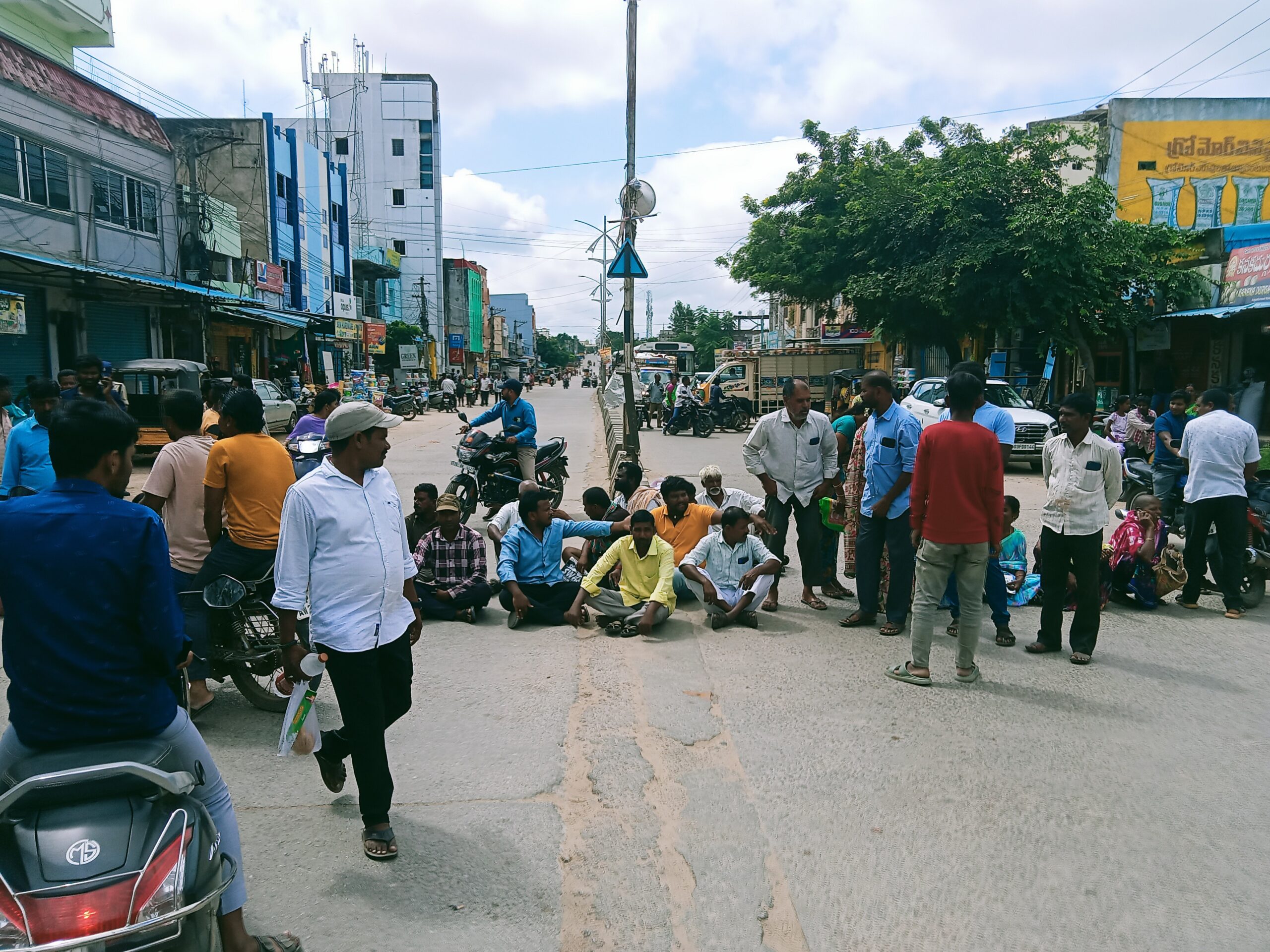 జడ్చర్లలో యూరియా కొరకు రైతుల రాస్తారోకో