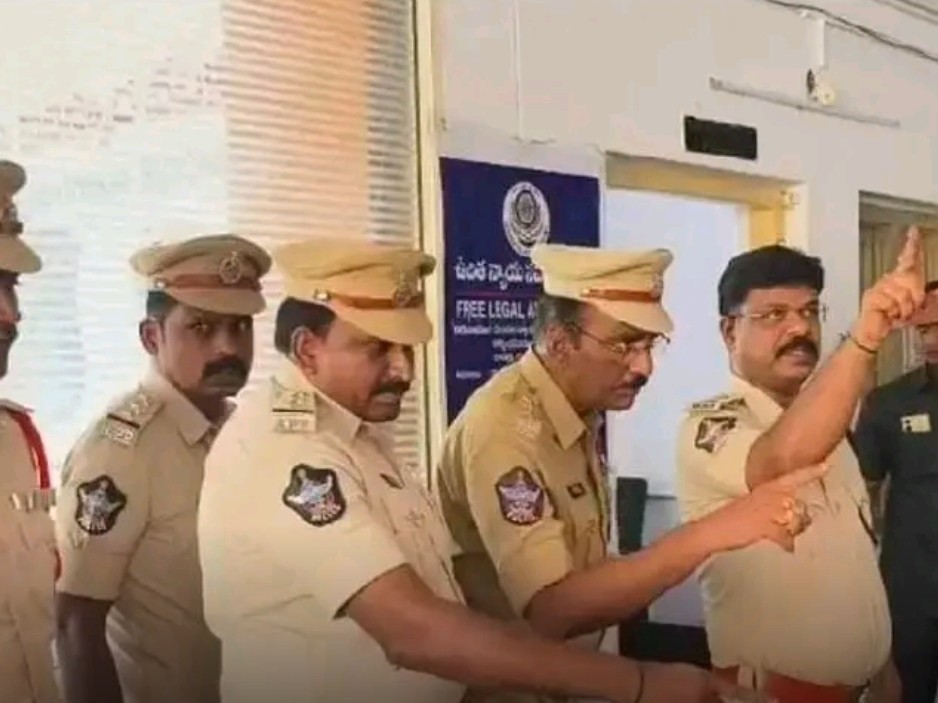 పోలీస్ స్టేషన్‌ను ఆకస్మికంగా తనిఖీ చేసిన అధికారులు