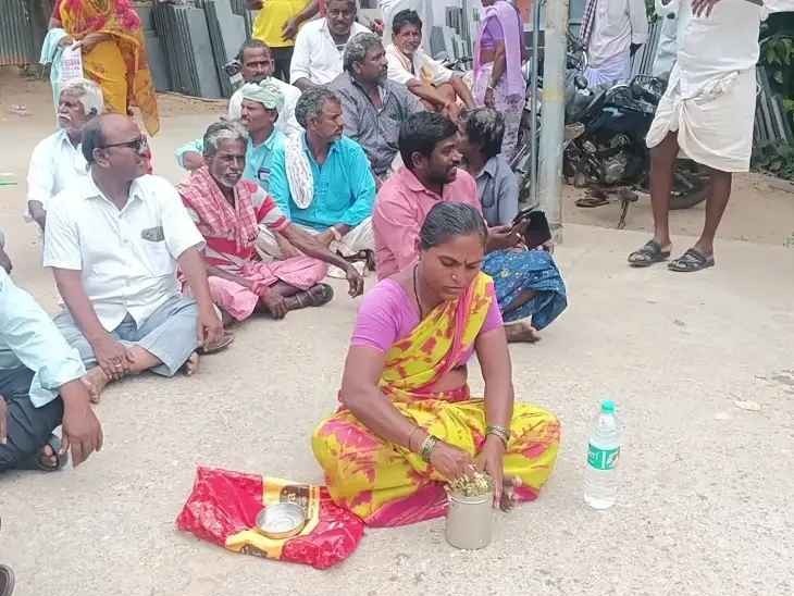 యూరియా కోసం రోడ్డుపైన భోజనం చేస్తూ ధర్నా