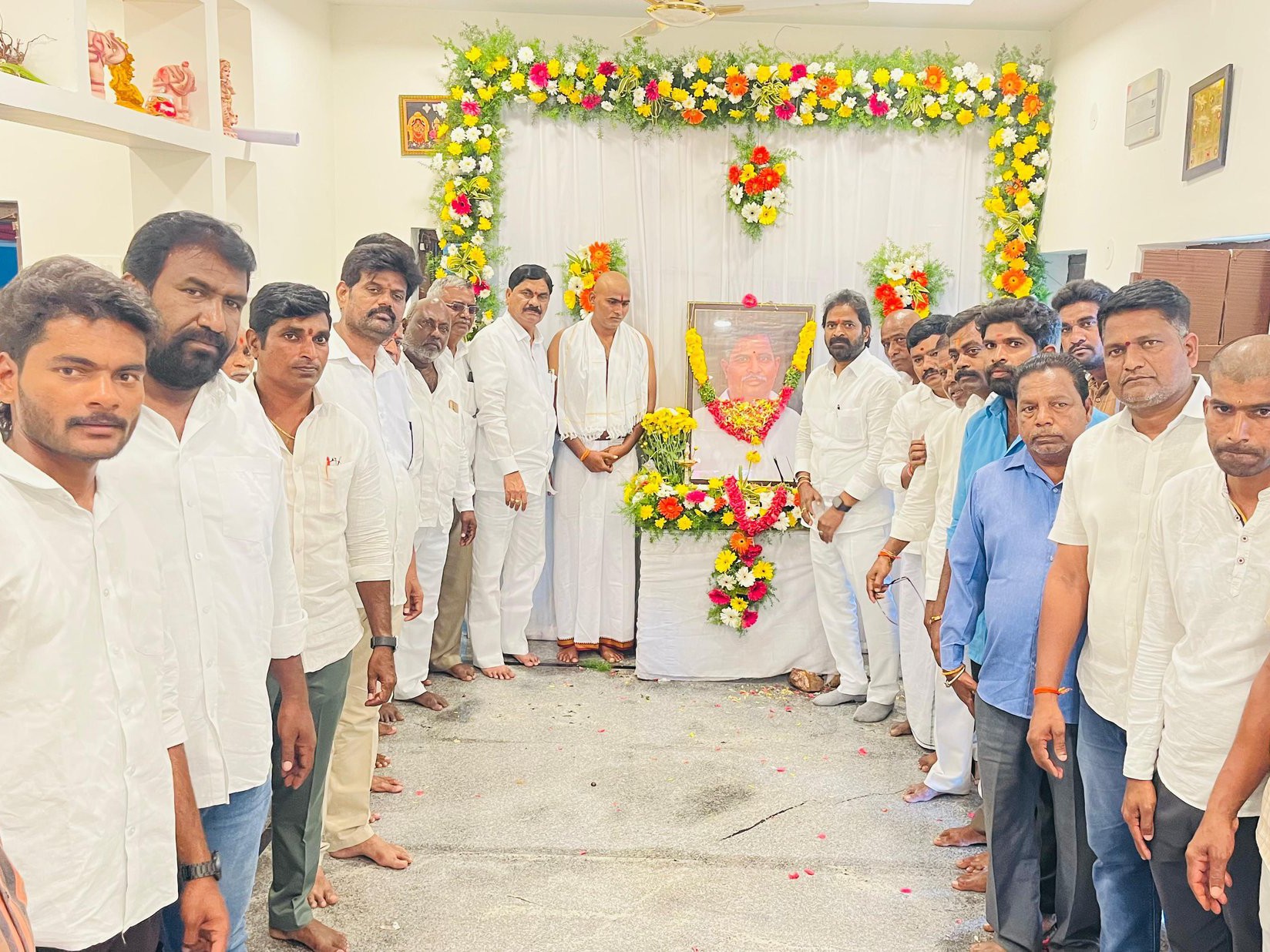 ఉప సర్పంచ్ చిత్రపటానికి నివాళుర్పించిన మాజీ మంత్రి