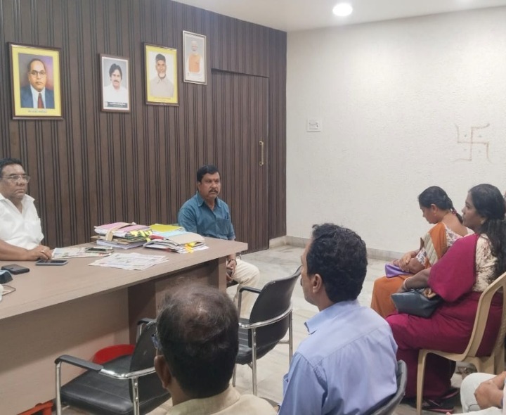 వాహన మిత్ర పథకంపై మున్సిపల్ కమిషనర్ సమీక్ష