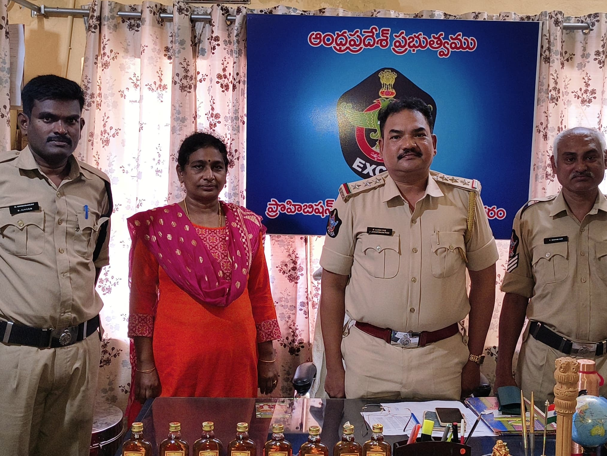 మద్యం సీసాలు స్వాధీనం  వ్యక్తిపై కేసు నమోదు
