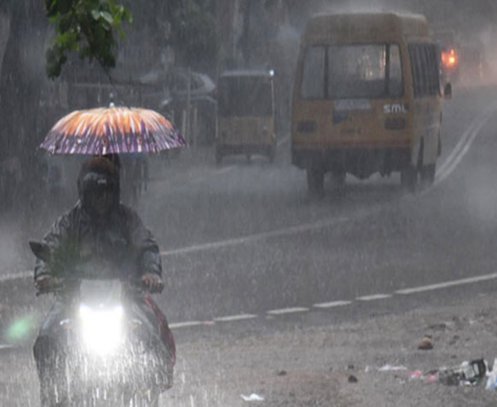 ALERT: భారీ వర్షం.. బయటకు రావొద్దు
