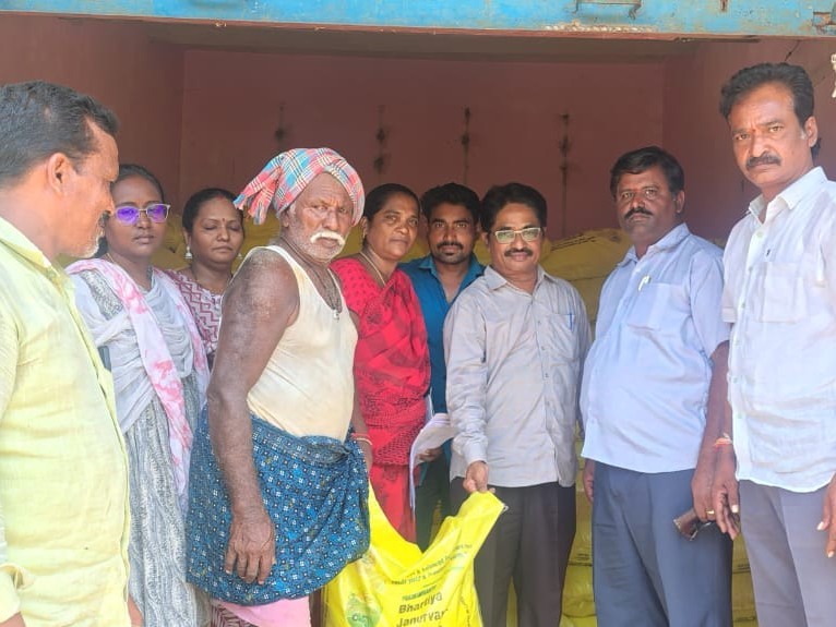 ఎరువులు పంపిణీ చేసిన తహసీల్దార్