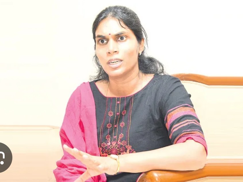 కాలేజీల నిర్మాణాలకు నిధులు లేవని చెప్పడం దారుణం : పూజిత