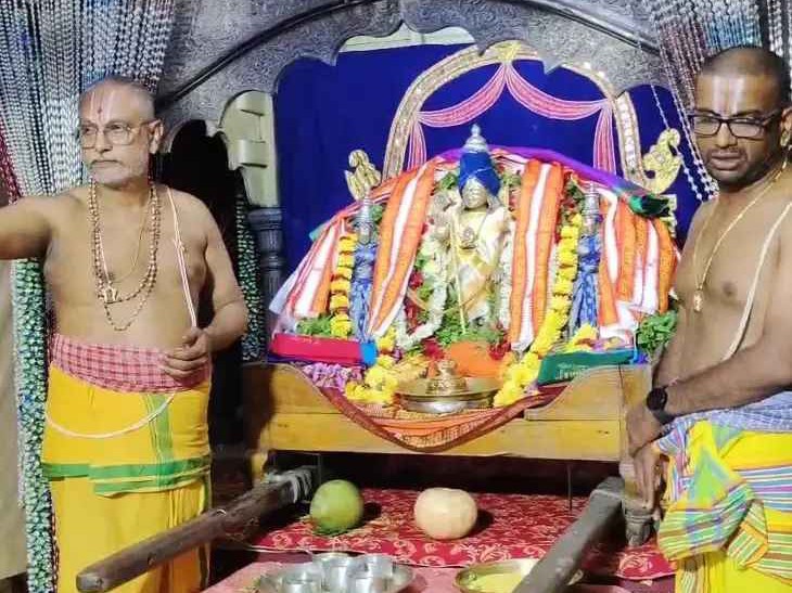 సింహాద్రి అప్పన్నకు స్వర్ణపుష్పార్చన