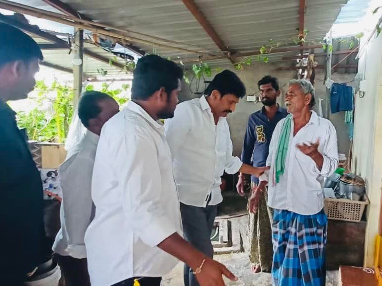మృతుడి కుటుంబానికి తోపుదుర్తి పరామర్శ