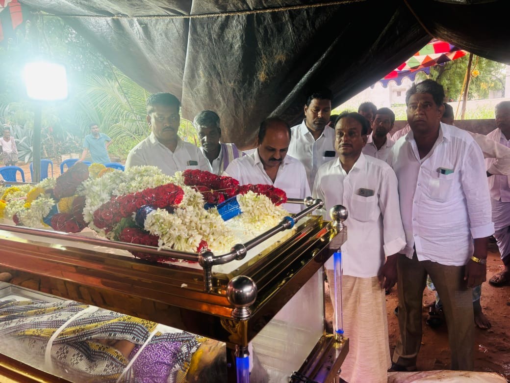 మృతదేహానికి నివాళులర్పించిన మాజీ మంత్రులు