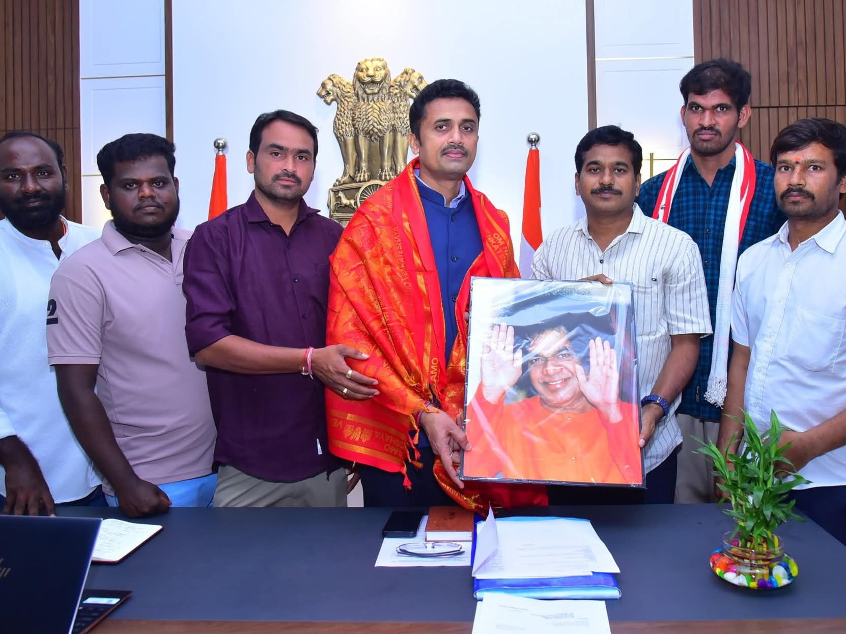 జిల్లా కలెక్టర్‌కు జనసేన నాయకుల సత్కారం