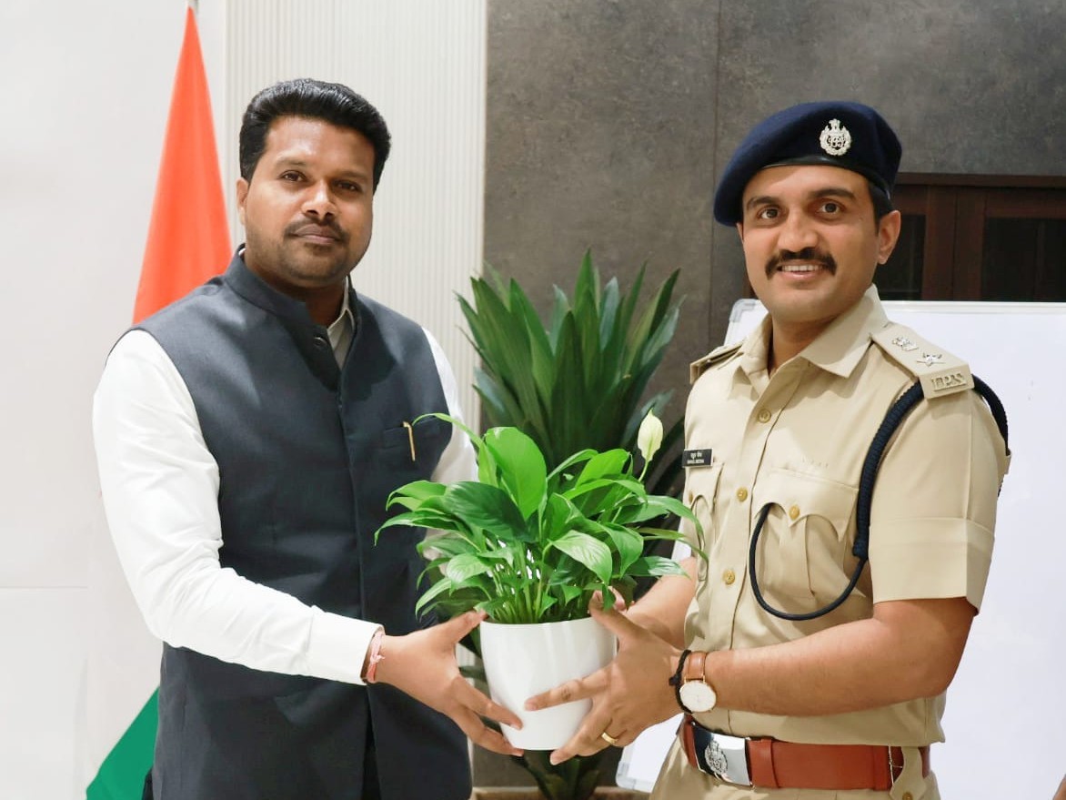 జిల్లా కలెక్టర్‌ను కలిసిన నూతన ఎస్పీ