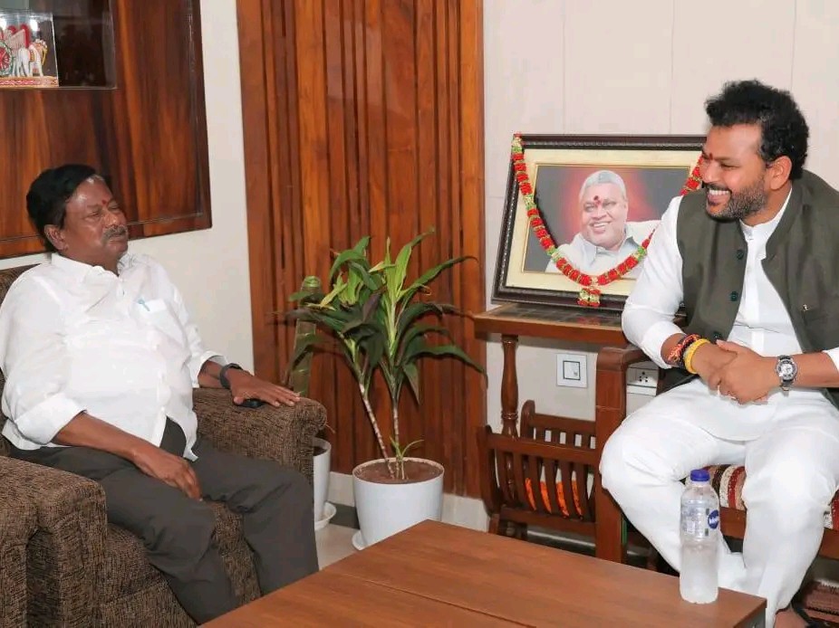 కేంద్ర మంత్రి రామ్మోహన్‌ను  కలిసిన మాజీ మంత్రి