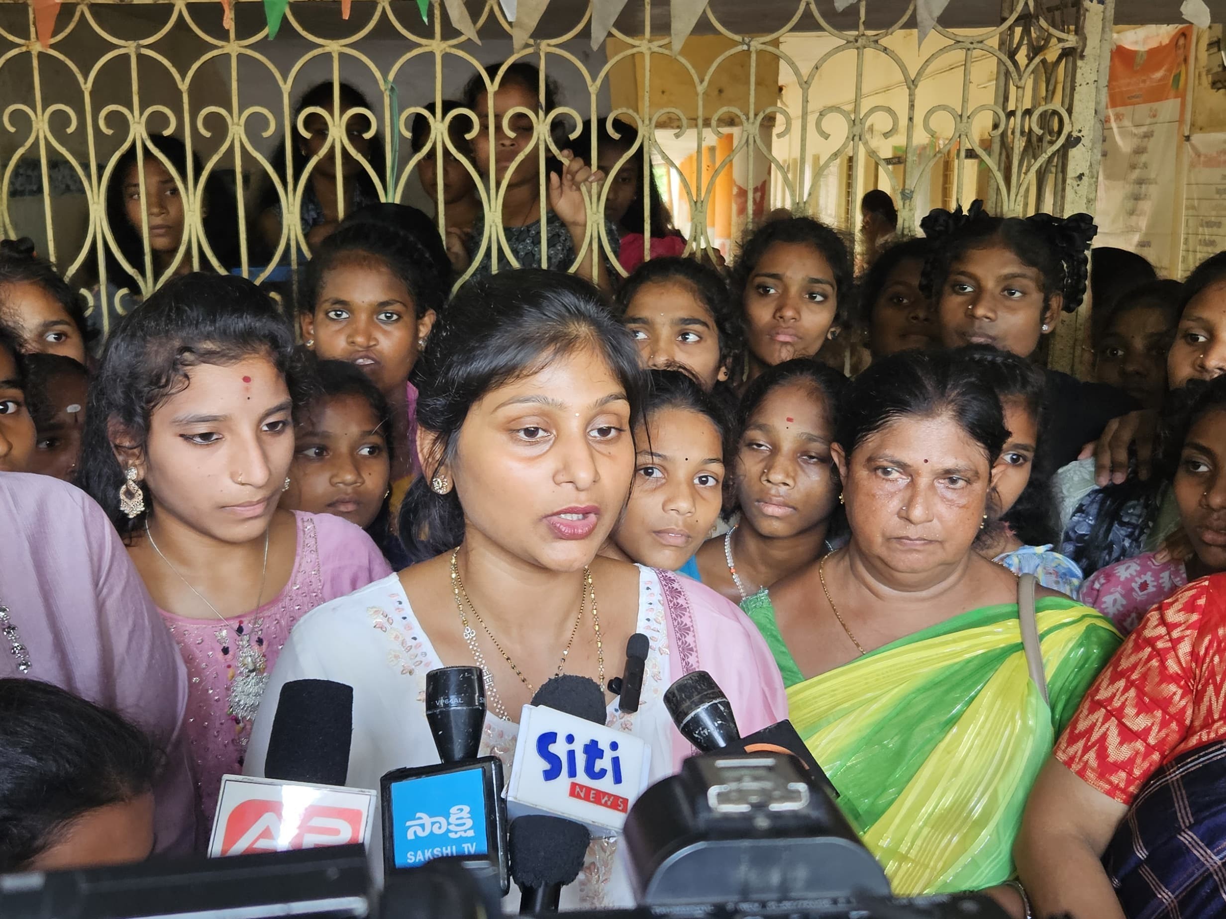 బీసీ హాస్టల్‌ను సందర్శించిన డిప్యూటీ మేయర్