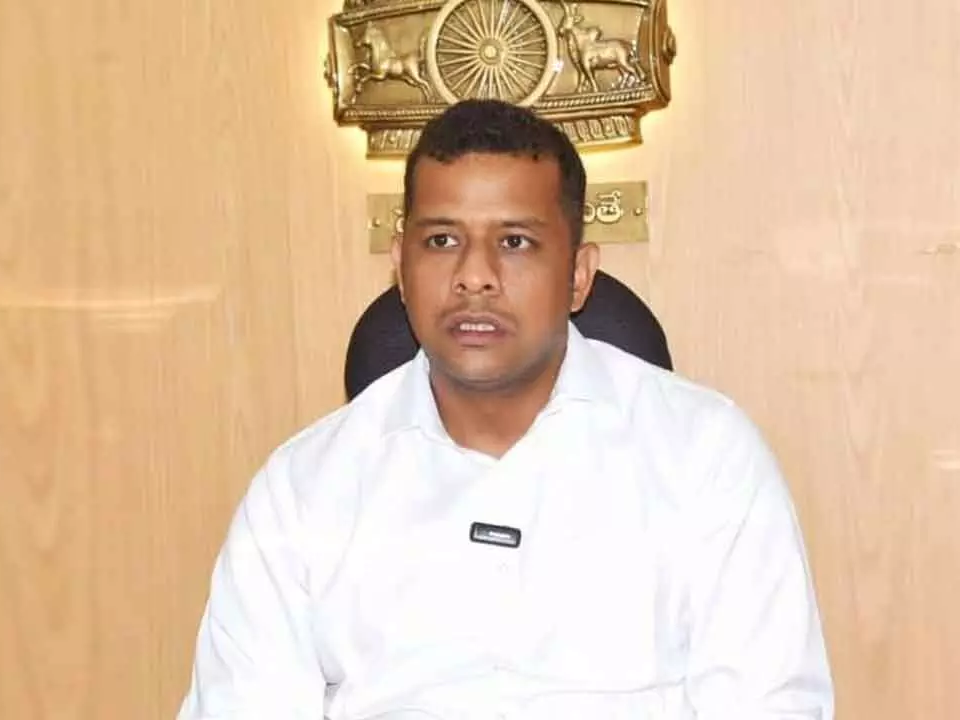 వాహన మిత్ర” కు దరఖాస్తు చేసుకోండి: కలెక్టర్