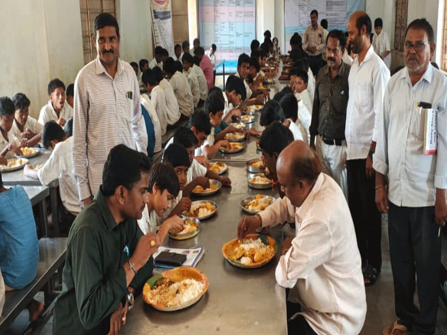 ‘మెనూ ప్రకారం విద్యార్థులకు భోజనం అందించాలి’