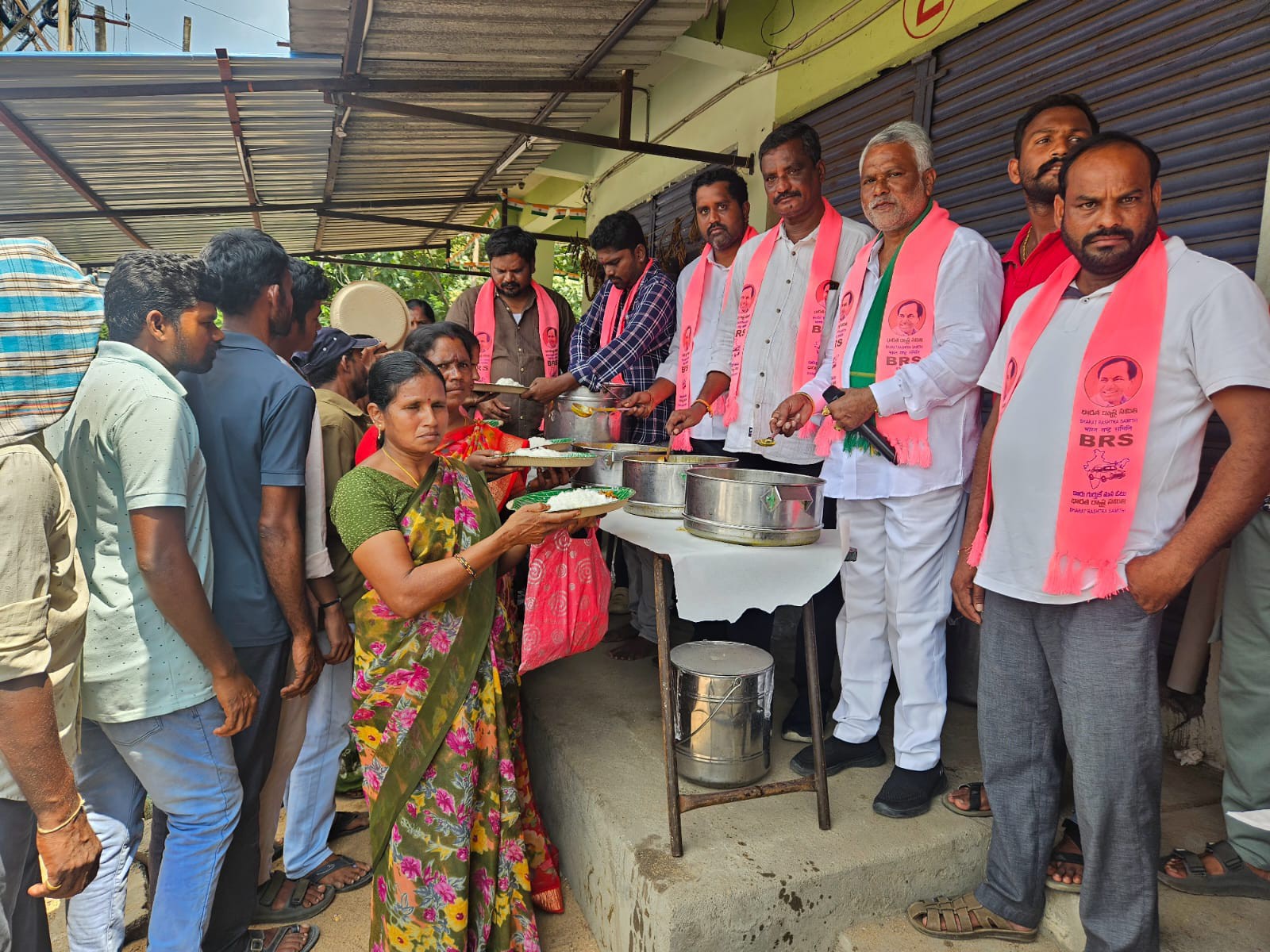 రైతులకు BRS నాయకులు భోజన సదుపాయం