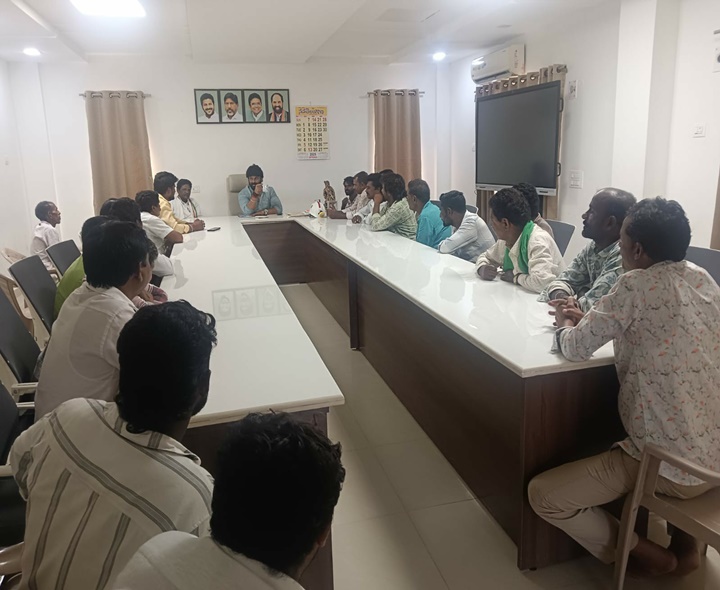 సమస్యలు పరిష్కరిస్తామని హామీ ఇచ్చిన ఎమ్మెల్యే