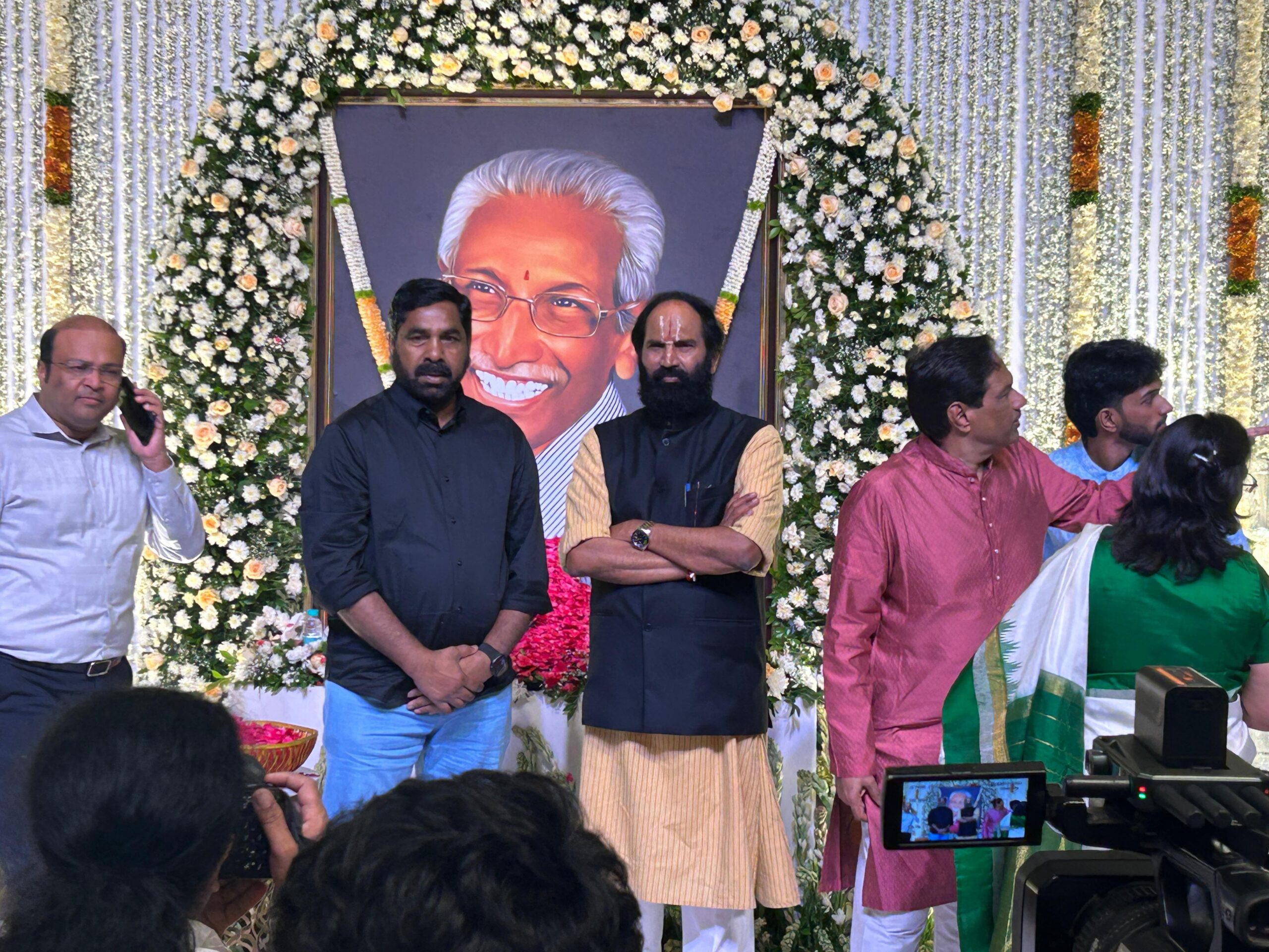 మంత్రి తండ్రి చిత్రపటానికి ఎమ్మెల్యే నాగరాజు నివాళి