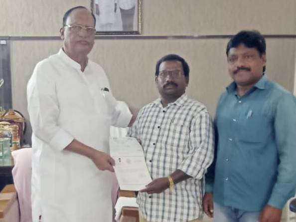 గుండ్రాంపల్లి వాసులకు సీఎంఆర్ఎఫ్ చెక్కులు