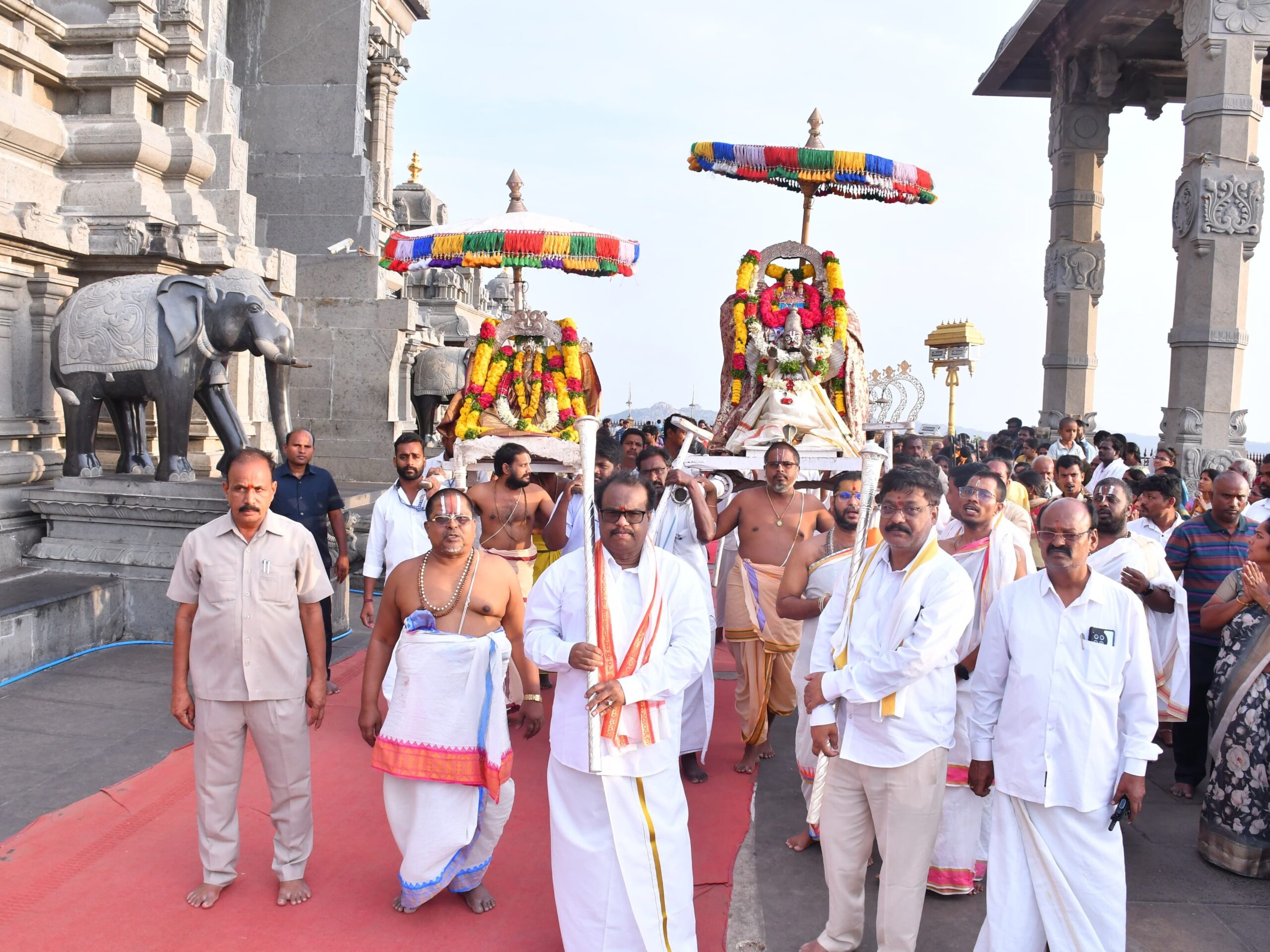 యాదగిరిశునికి నేత్రపర్వంగా వెండి జోడు సేవోత్సవం