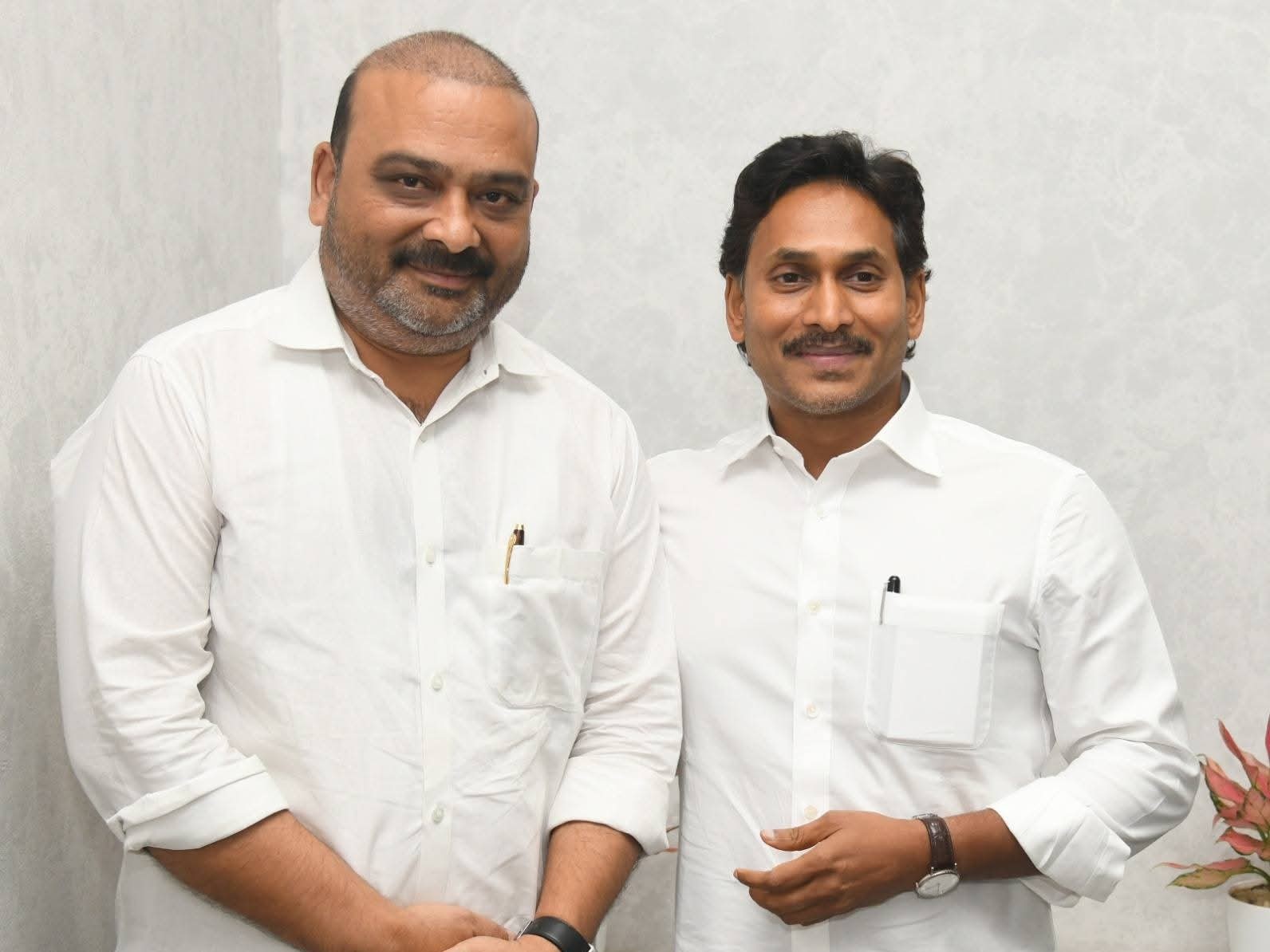 జగన్ కలిసిన పామరు మాజీ ఎమ్మెల్యే