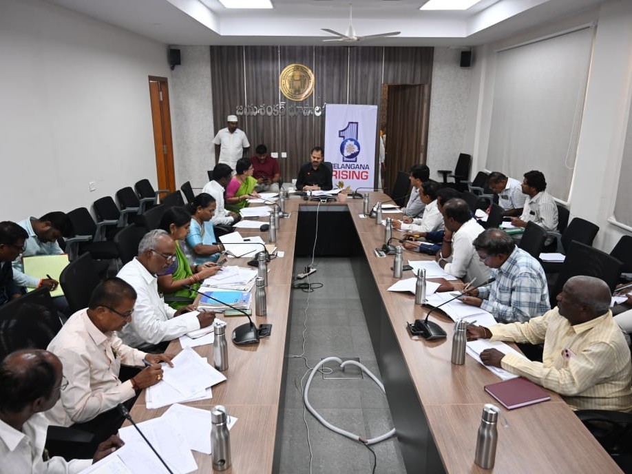 పాఠశాలలకు మౌలిక వసతులు కల్పించాలి: కలెక్టర్