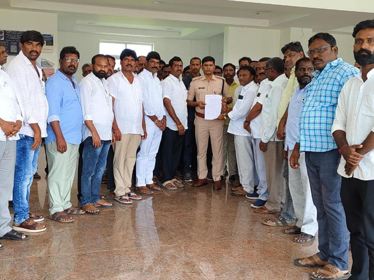 ఎమ్మెల్యే బండ్లపై ఎస్పీకి ఫిర్యాదు