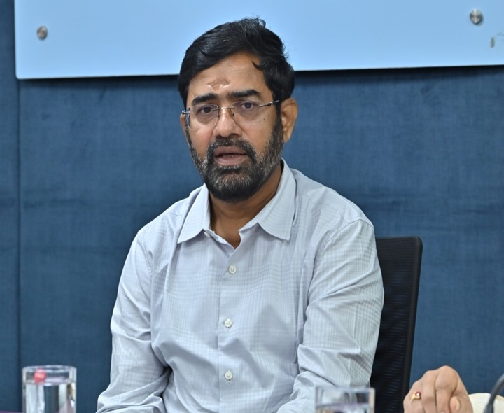 మ్యాన్ హోల్ మూతలు తెరవొద్దు: జలమండలి ఎండీ