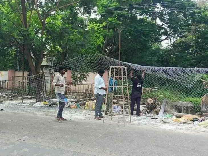 చెత్త వేయకుండా ఇనుప జాలి ఏర్పాటు