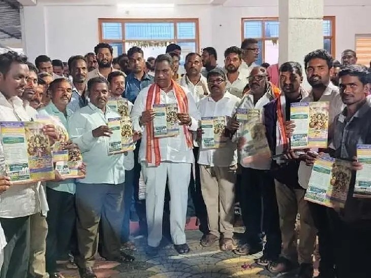 దుర్గామాత నవరాత్రి ఉత్సవాల కరపత్రాలను ఆవిష్కరించిన మంత్రి