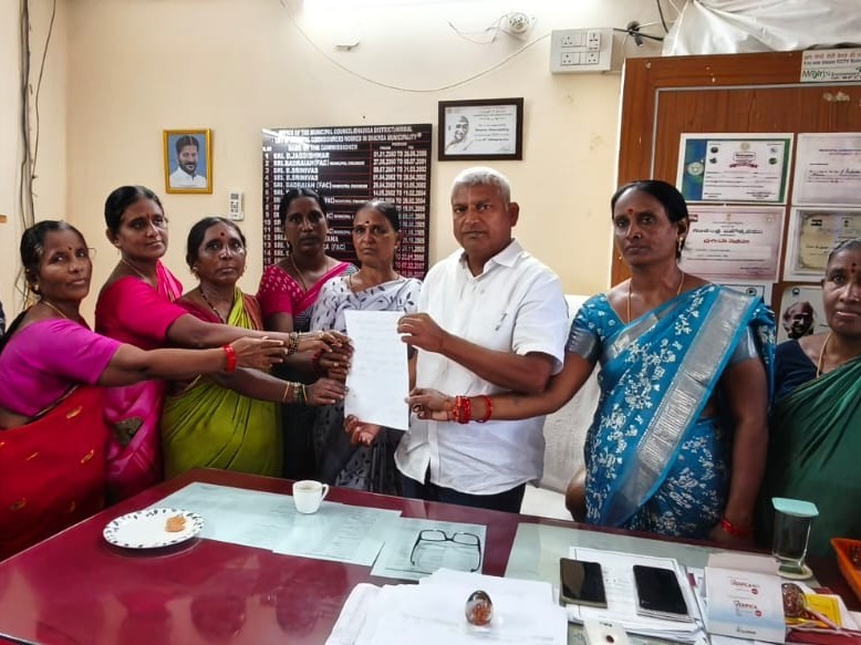 ‘కుక్కలు, కోతుల బెడదకు చర్యలు తీసుకోవాలి’