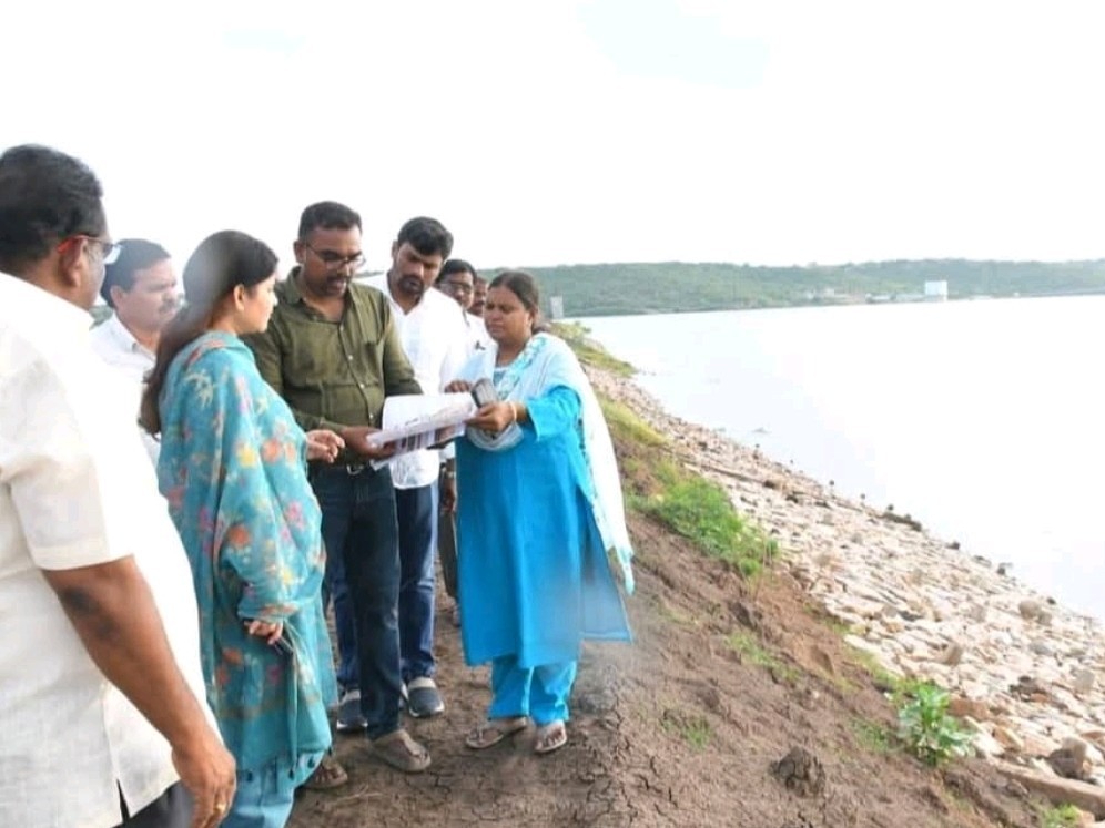 రోడ్డు, రిజర్వాయర్ పనులను పరిశీలించిన కలెక్టర్