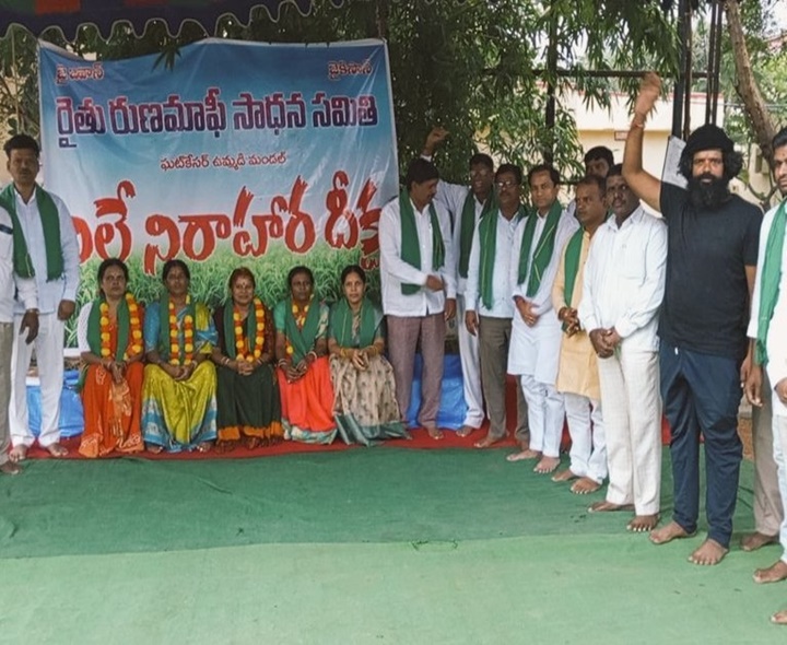 రిలే నిరహార దీక్షలో నిమ్మరసం ఇచ్చిన బీజేపీ నేతలు