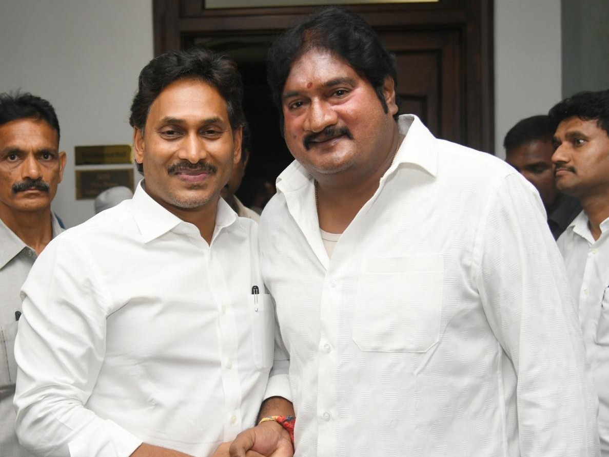 మాజీ సీఎం జగన్‌ను కలిసిన గిరిజాల