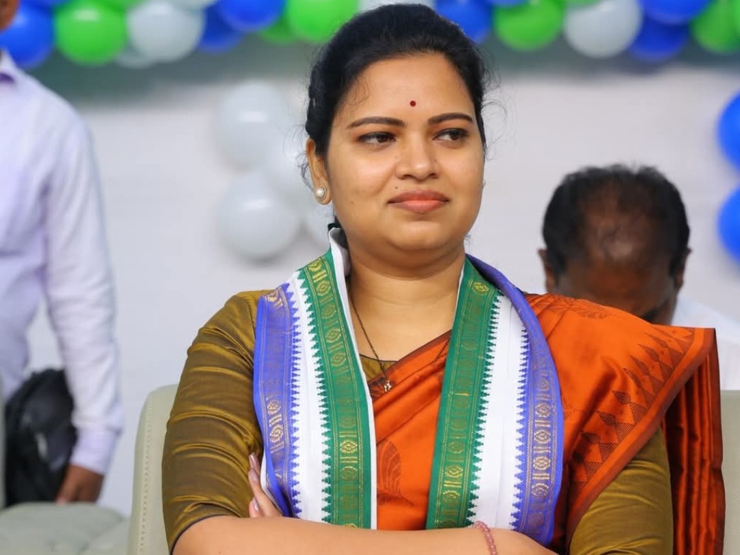వైద్య విద్య ప్రైవేటీకరణను ఖండిస్తున్నాం: రజిని