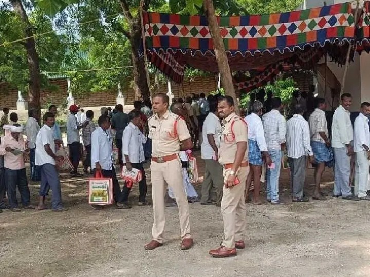 ముల్కనూర్‌లో యూరియా పంపిణీ ప్రశాంతం