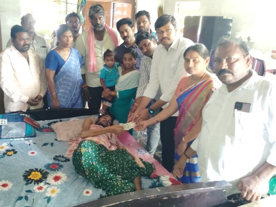 ‘ఆటో ప్రమాద బాధితునికి అండగా ఉంటాం’