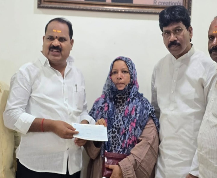 తన నెల వేతనాన్ని శిక్షణకు అందజేసిన ఎమ్మెల్యే