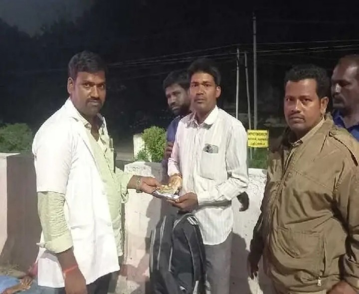 నిజాయతీ చాటుకున్న అంబులెన్స్ సిబ్బంది