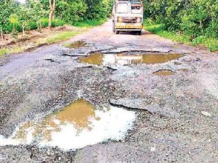 వర్షాల కారణంగా ప్రమాదకరంగా మారిన రోడ్డు