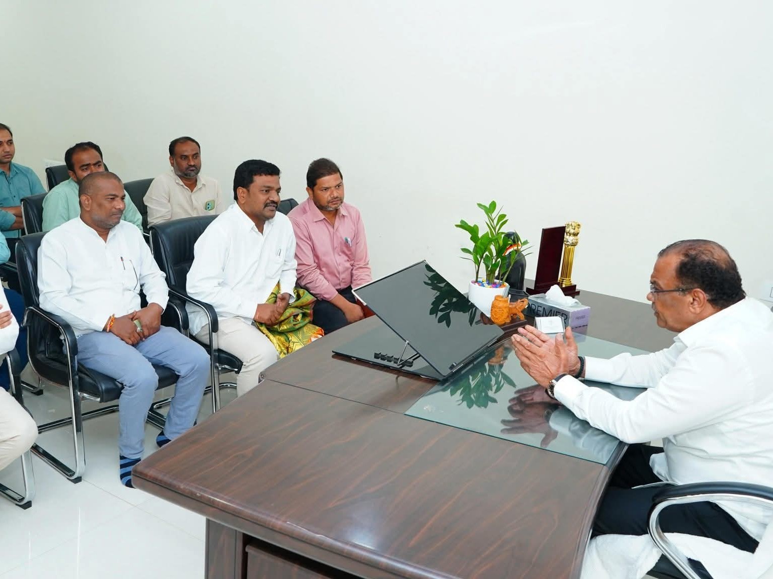 నూతన కార్యవర్గాన్ని అభినందించిన మంత్రి