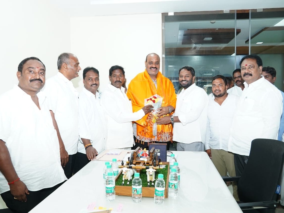 మంత్రి అచ్చెన్నాయుడుని కలసిన  ఎమ్మెల్యే