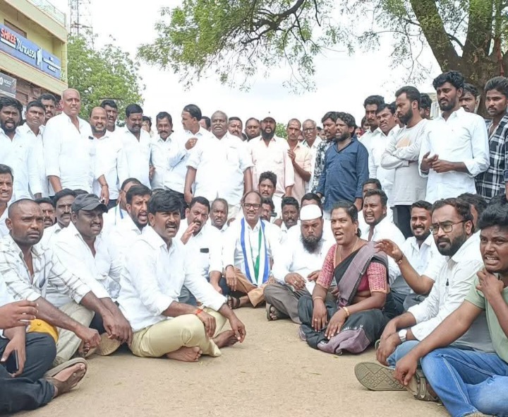 వైసీపీ నేతలను అడ్డుకున్న పోలీసులు
