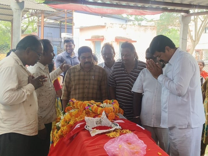 కుమారస్వామి కుటుంబాన్ని పరామర్శించిన ఎమ్మెల్యే
