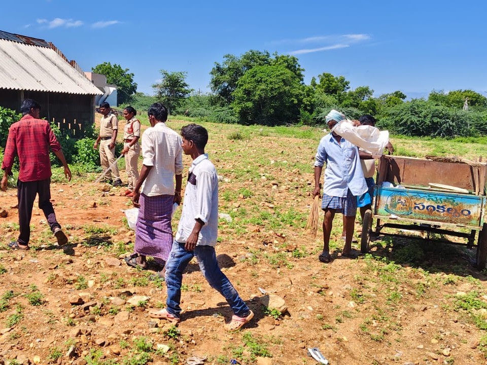 పరిసరాలను శుభ్రంగా ఉంచుకోవాలి: ఎస్సై